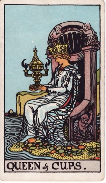 Queen of Cups — Hoàng Hậu Cốc
